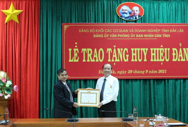  Trao tặng Huy hiệu 30 năm tuổi Đảng cho Phó Bí thư Tỉnh ủy, Bí thư Ban Cán sự Đảng, Chủ tịch UBND tỉnh Phạm Ngọc Nghị